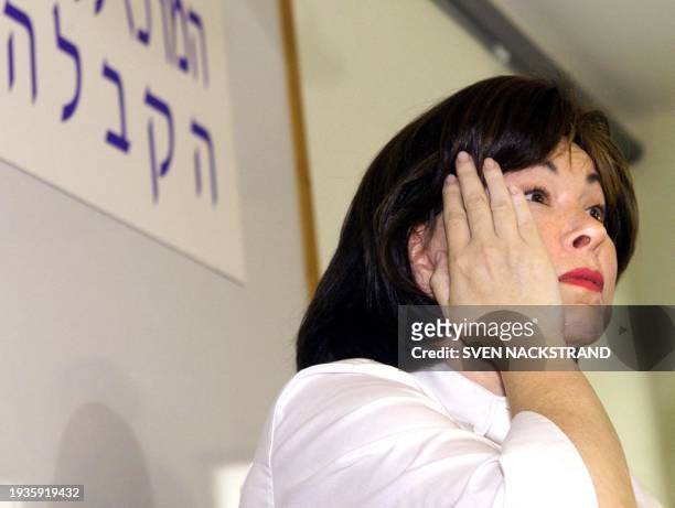 Actress Roseanne Barr gives a press conference in Tel Aviv 22 June 1999 at the start of a ten-day visit to Israel as the guest of "The Kabbalah...