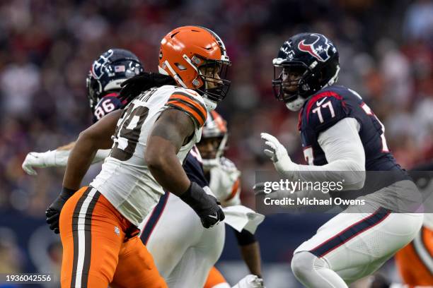 Za'Darius Smith of the Cleveland Browns runs around the edge during an NFL wild-card playoff football game between the Houston Texans and the...