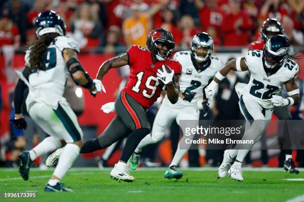 David Moore of the Tampa Bay Buccaneers runs with the ball to score a 44 yard touchdown against the Philadelphia Eagles during the first quarter in...