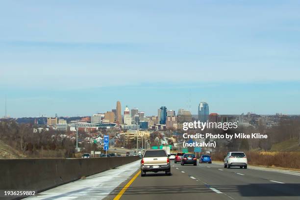 driving into cincinnati ohio - us interstate symbols fotografías e imágenes de stock