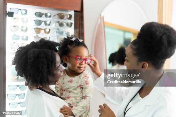la niña encuentra confianza con sus nuevas gafas - miopía fotografías e imágenes de stock