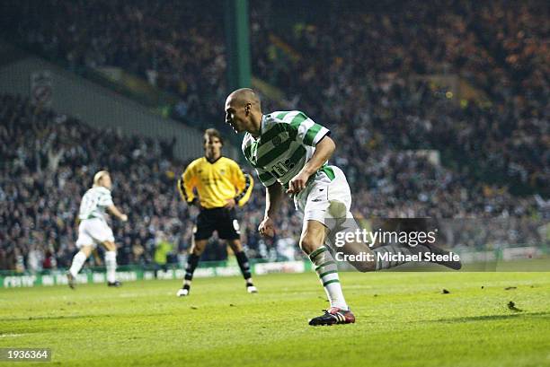 Henrik Larsson of Celtic celebrates scoring the equalising goal during the UEFA Cup semi-final first leg match between Celtic and Boavista held on...