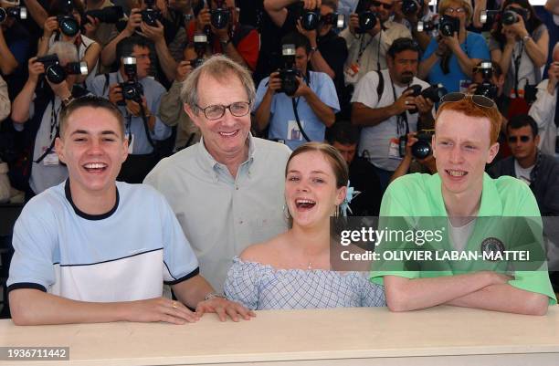 British director Ken Loach poses with actors Martin Compston, Annmarie Fulton and William Ruane during the photocall for their film "Sweet sixteen"...