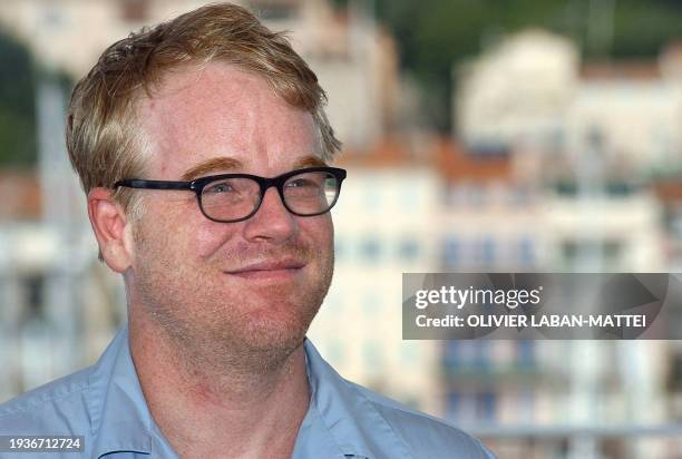 Actor Philip Seymour Hoffman poses for photographers during the photocall for the film 'Punch-drunk love' 19 May 2002 during the 55th Cannes film...
