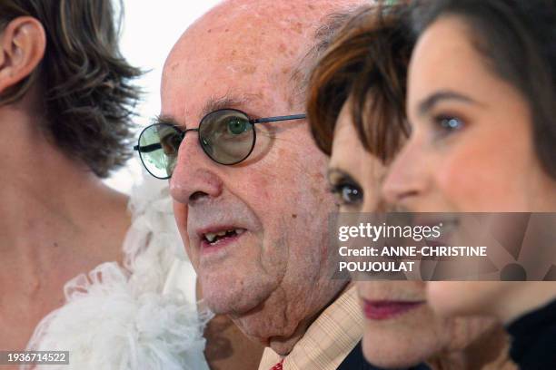 Portuguese director Manoel de Oliveira poses for photographers next to actress Leonor Silveira, Leonor Baldaque and Isabel Ruth at the Palais des...