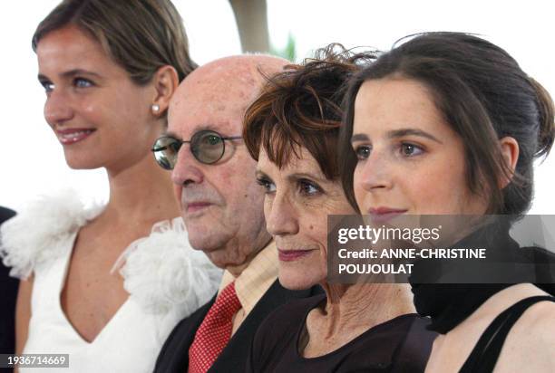 Portuguese director Manoel de Oliveira poses for photographers next to actress Leonor Silveira, Isabel Ruth and Leonor Baldaque at the Palais des...