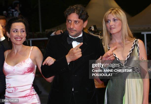 Italian actors Sergio Castellitto, Jacqueline Lustig and Chiara Conti arrive 17 May 2002 at the gala screening of their film 'L'Ora di religione'...