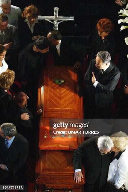 This photo shows unidentified people at the funeral for mexican actress Maria Felix at the Palacio de Bellas Artes 08 April 2002. Personas no...