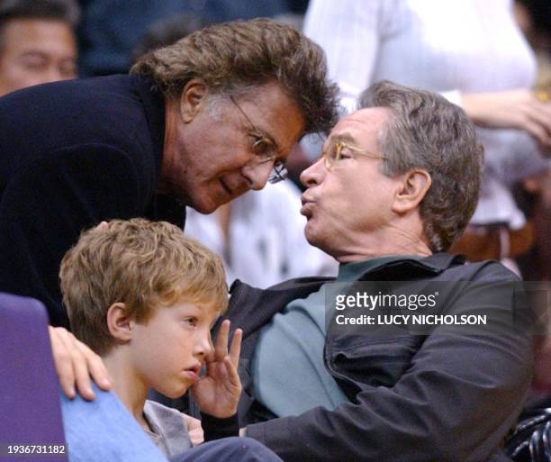 Actor Dustin Hoffman talks with US actor Warren Beatty as Beatty's son Benjamin watches a game between Los Angeles Lakers and Phoenix Suns at the...