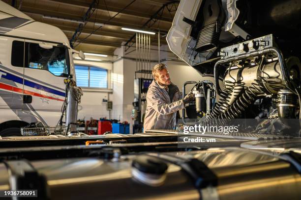 truck mechanic at work - veículo terrestre comercial imagens e fotografias de stock