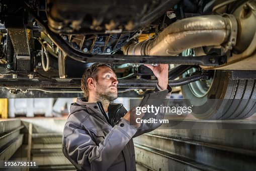 LKW-Mechaniker bei der Arbeit LKW-Mechaniker bei der Arbeit