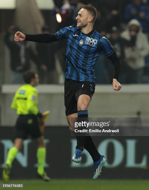 Teun Koopmeiners of Atalanta BC celebrates scoring his team's first goal from the penalty spot during the Serie A TIM match between Atalanta BC and...