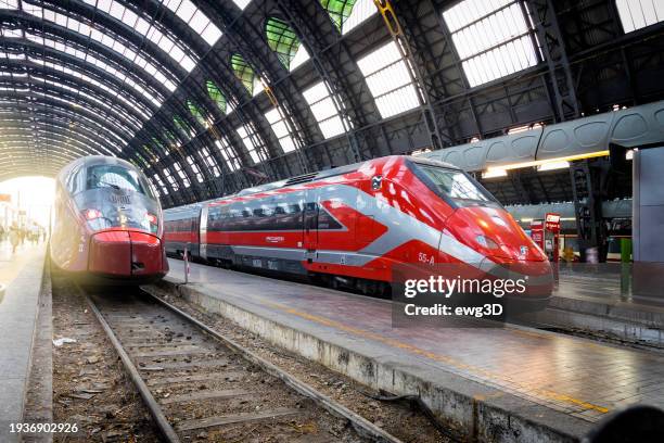 vacances en italie - trains à grande vitesse modernes à la gare centrale de milan le matin - transport ferroviaire photos et images de collection