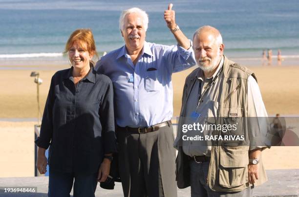 Argentine director Adolfo Aristarain poses with Argentine actor Federico Luppi and Spanish actress Mercedes Sampietro during a photocall to present...