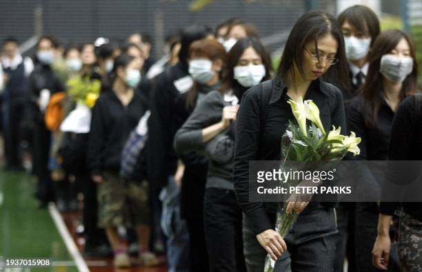 Mourners queue to pay their respects to Hong Kong actor and singer Leslie Cheung at the Hong Kong funeral home, 07 April 2003. Thousands of fans...