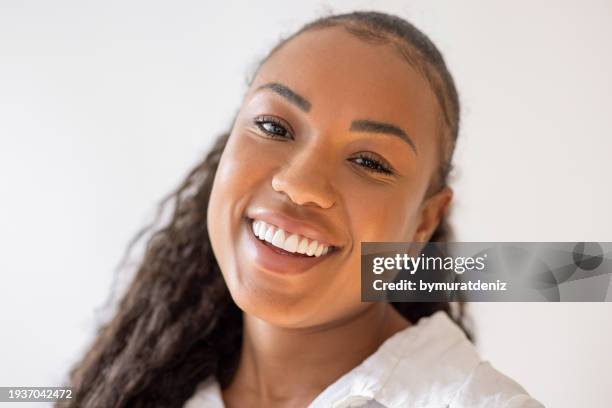 glückliches afroamerikanisches headshot-porträt - natural portrait studio shot white background stock-fotos und bilder