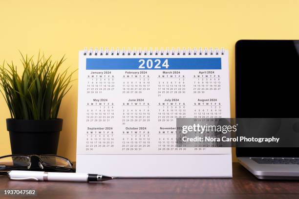 2024 desk calendar - day 1 calendar stock pictures, royalty-free photos & images