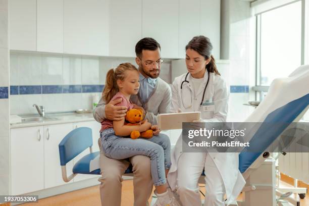 tablette, soins de santé et médecin avec un père et son enfant - pédiatre photos et images de collection