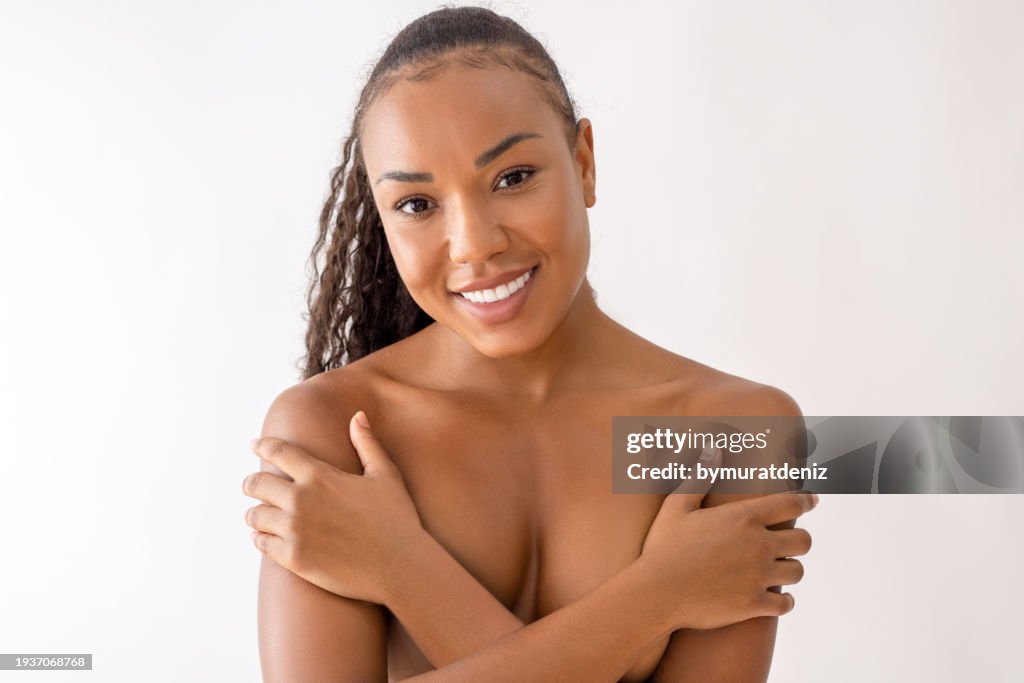 Mulher latina nova com pele limpa e fresca