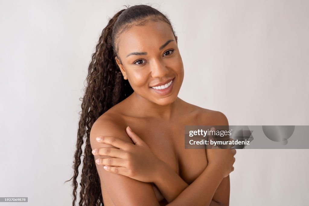 Giovane donna latina con pelle pulita e fresca