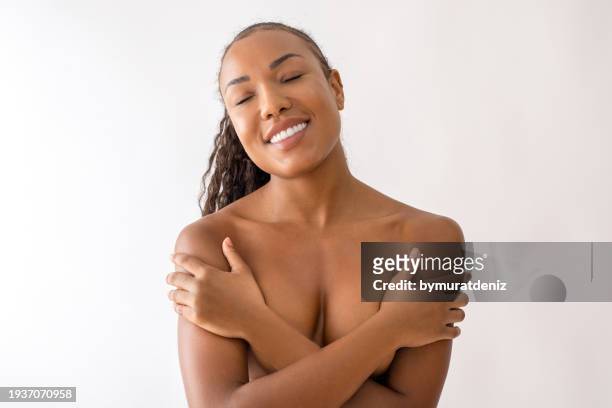 young latin woman with clean and fresh skin - perfect female body shape fotografías e imágenes de stock