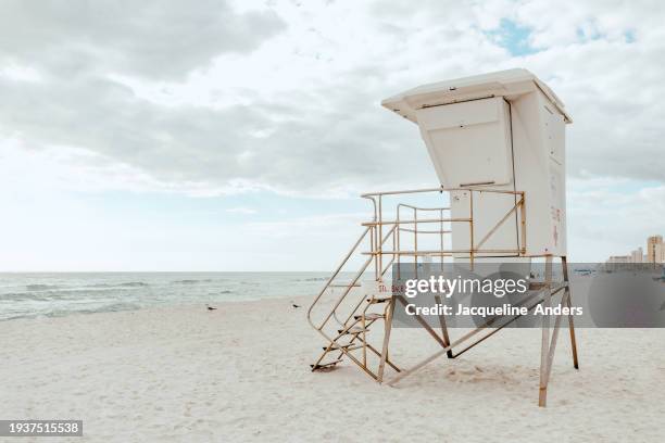 white lifeguard hut on the beach in panama city beach, bay county, florida, panhandle - cabina del guardaspiaggia foto e immagini stock