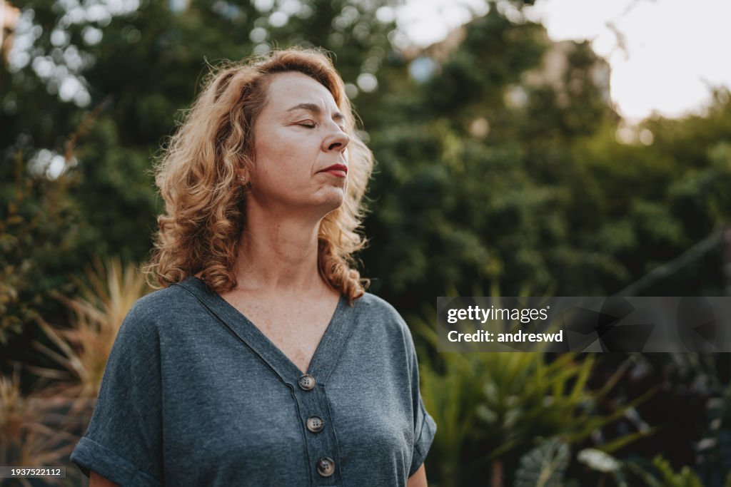 Retrato de una mujer respirando aire fresco bienestar