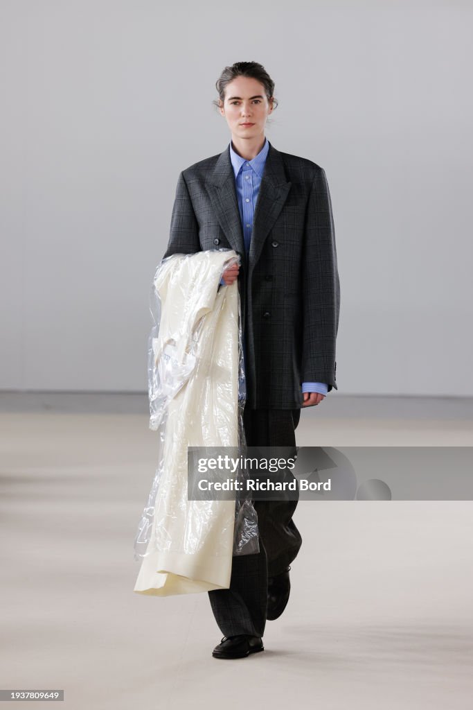 Auralee : Runway - Paris Fashion Week - Menswear Fall/Winter 2024-2025