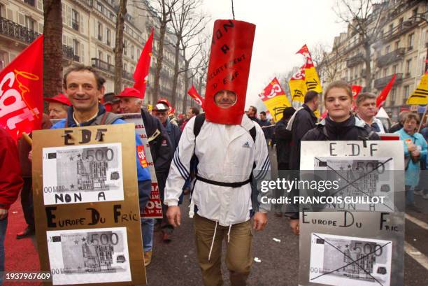 Des manifestants défilent, le 14 mars 2002 à Paris, dans le cadre d'un rassemblement organisée par la CGT autour de la défense des services publics,...