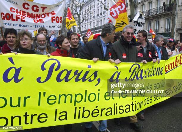 Des manifestants défilent, le 14 mars 2002 à Paris, dans le cadre d'un rassemblement organisée par la CGT autour de la défense des services publics,...