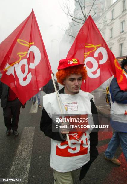 Un manifestant défile, le 14 mars 2002 à Paris, lors du rassemblement organisé par la CGT autour de la défense des services publics, à l'occasion du...