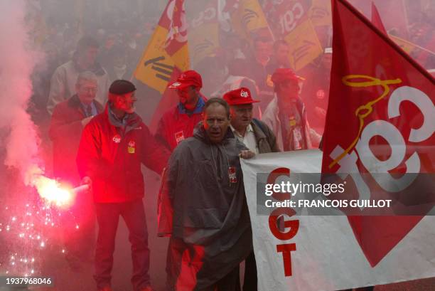 Des manifestants défilent, le 14 mars 2002 à Paris, dans le cadre d'un rassemblement organisée par la CGT autour de la défense des services publics,...