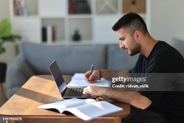 working space - só um homem jovem imagens e fotografias de stock