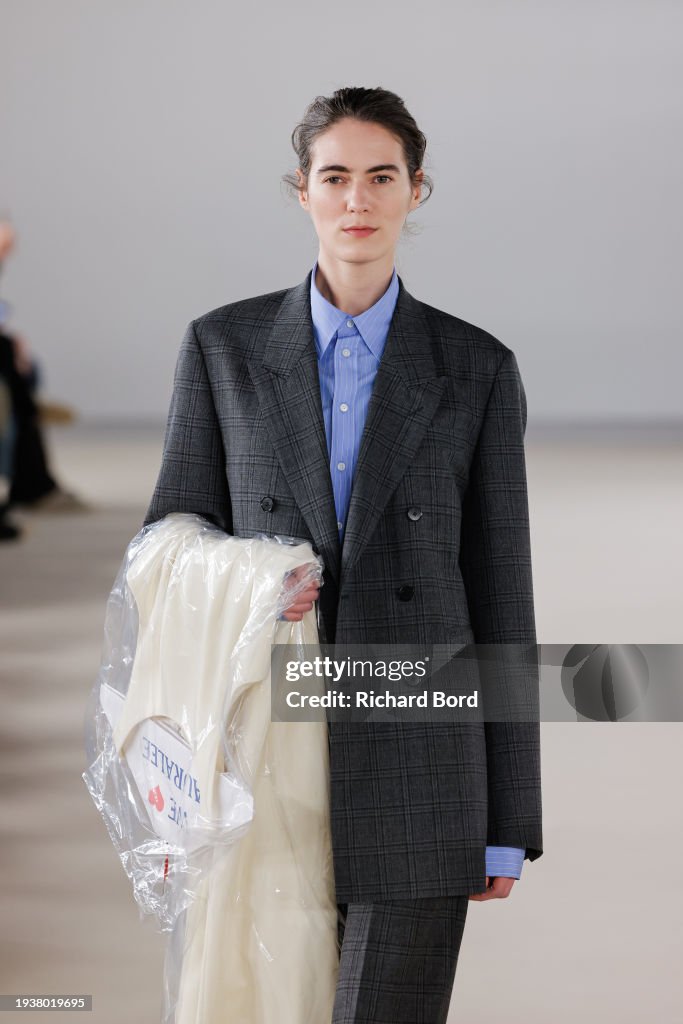 Auralee : Runway - Paris Fashion Week - Menswear Fall/Winter 2024-2025