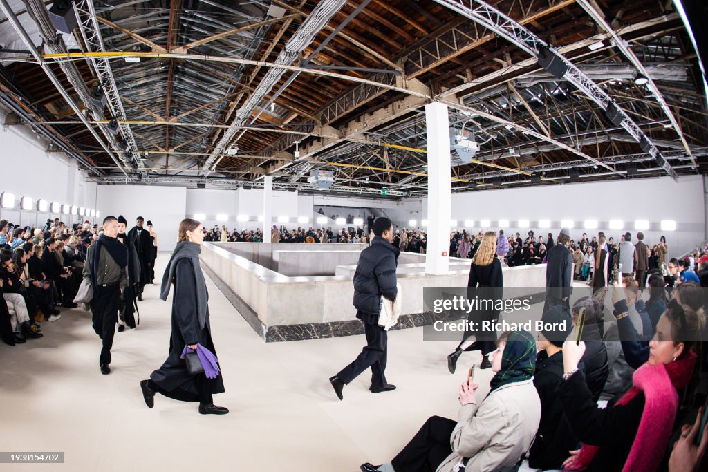 Auralee : Runway - Paris Fashion Week - Menswear Fall/Winter 2024-2025