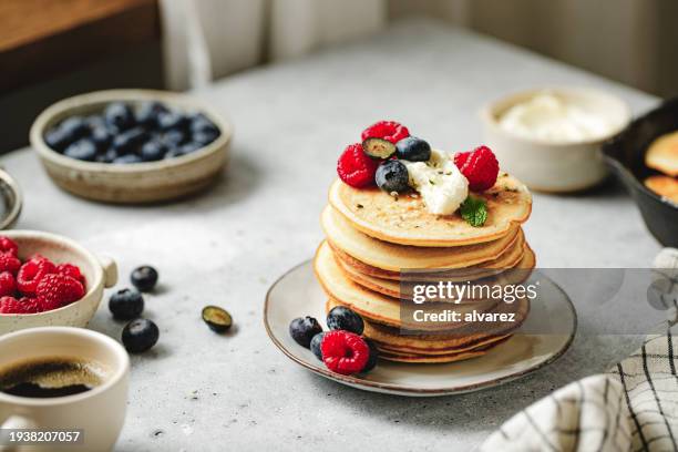 desayuno casero servido en la mesa - brunch fotografías e imágenes de stock