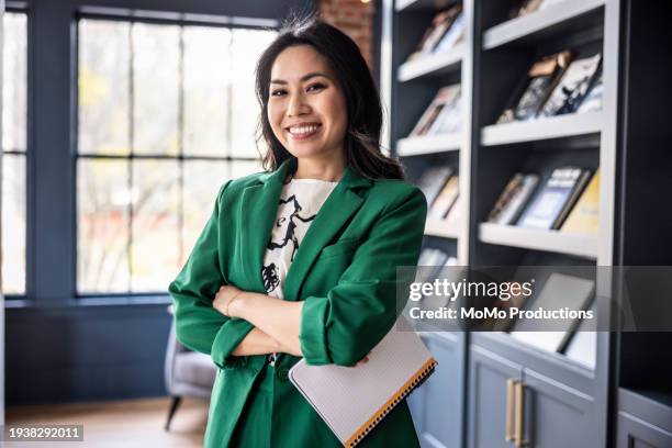 portrait of female manager in modern office - weibliche führungskraft stock-fotos und bilder