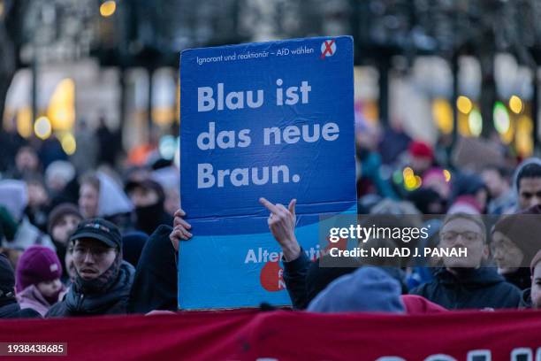 Hamburg, Deutschland. Demonstranten versammeln sich vor dem Rathhaus nach der offiziellen Auflösung der Demonstration durch die Polizei. Über 80.000...