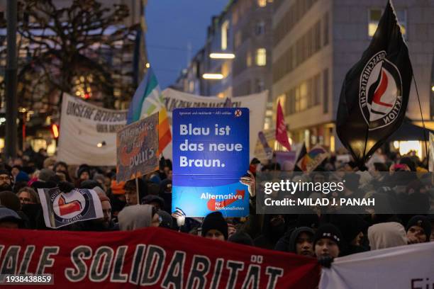Hamburg, Deutschland. Demonstranten versammeln sich vor dem Rathhaus nach der offiziellen Auflösung der Demonstration durch die Polizei. Über 80.000...
