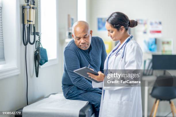 senior medical check-up - controle stockfoto's en -beelden