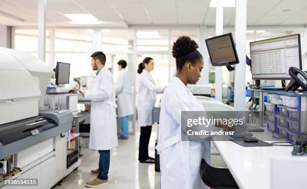gruppe von wissenschaftlern, die im labor forschen - immunologie stock-fotos und bilder