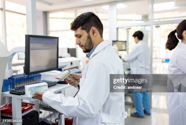 científico en un laboratorio que realiza investigación farmacéutica - fábrica farmacéutica fotografías e imágenes de stock