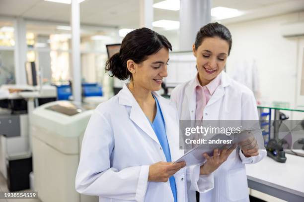Pathologist Friend 497 Pathologist Talking Stock Photos, High-Res Pictures, and Images ...