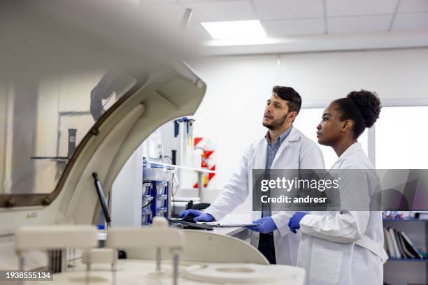Lab Human Sample 651 Human Centrifuge Machine Stock Photos, High-Res Pictures, and ...