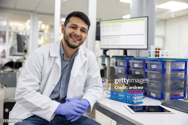 científico feliz analizando muestras de sangre en el laboratorio - hematología fotografías e imágenes de stock