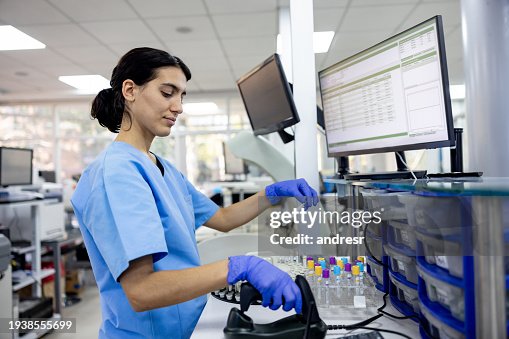 Hämatologe, der medizinische Proben in einem Krankenhauslabor analysiert Hämatologe, der medizinische Proben in einem Krankenhauslabor analysiert