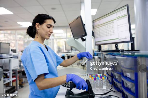 ematologo che analizza campioni medici in un laboratorio ospedaliero - ematologia foto e immagini stock