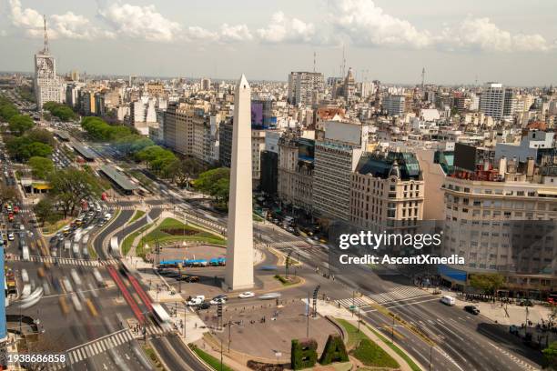 luftaufnahme der skyline und des verkehrs der stadt - obelisk von buenos aires stock-fotos und bilder