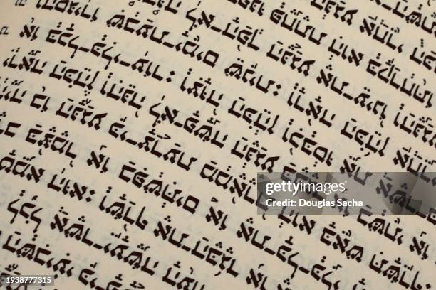 jewish book with hebrew text - chumash - ancien testament photos et images de collection