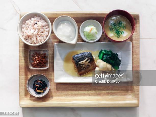 traditional japanese teishoku meal with ginger simmered mackerel and sticky yam - aburaage - fotografias e filmes do acervo